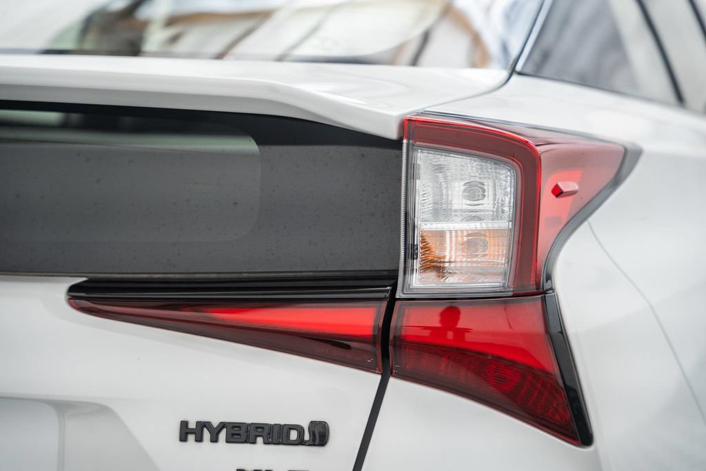 Certified 2021 Toyota Prius FWD image 8