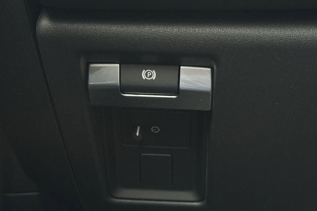 Used 2023 Land Rover Defender 90 V8 image 33