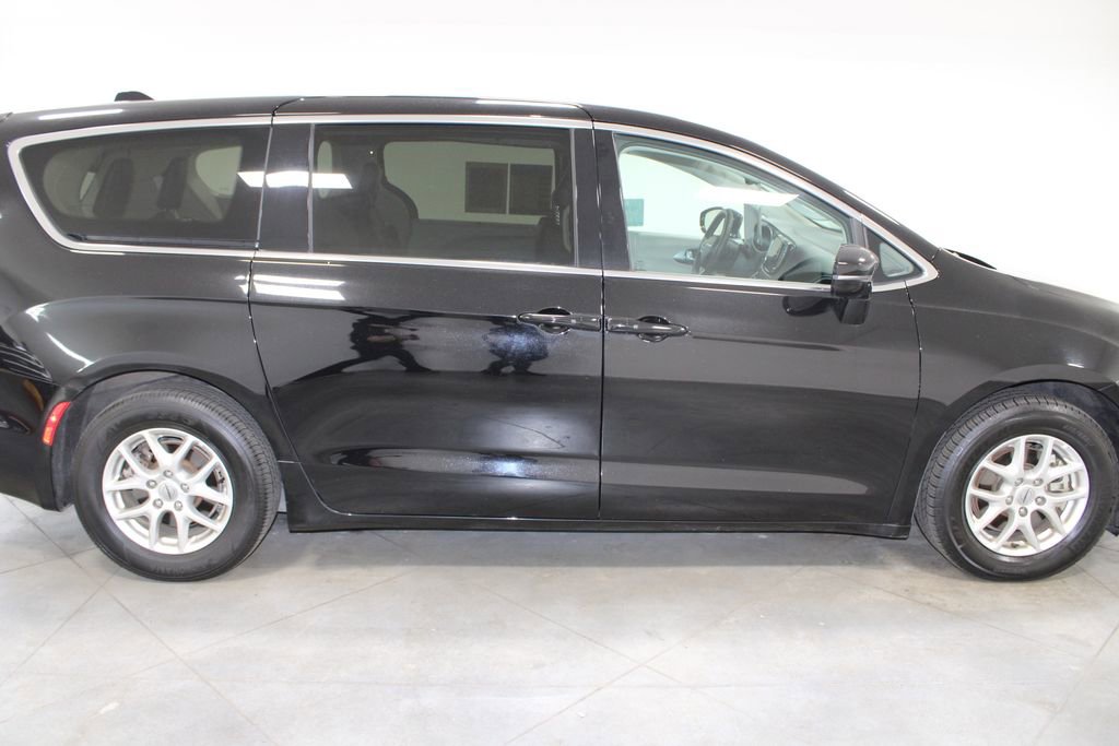Used 2024 Chrysler Pacifica Touring-L image 12