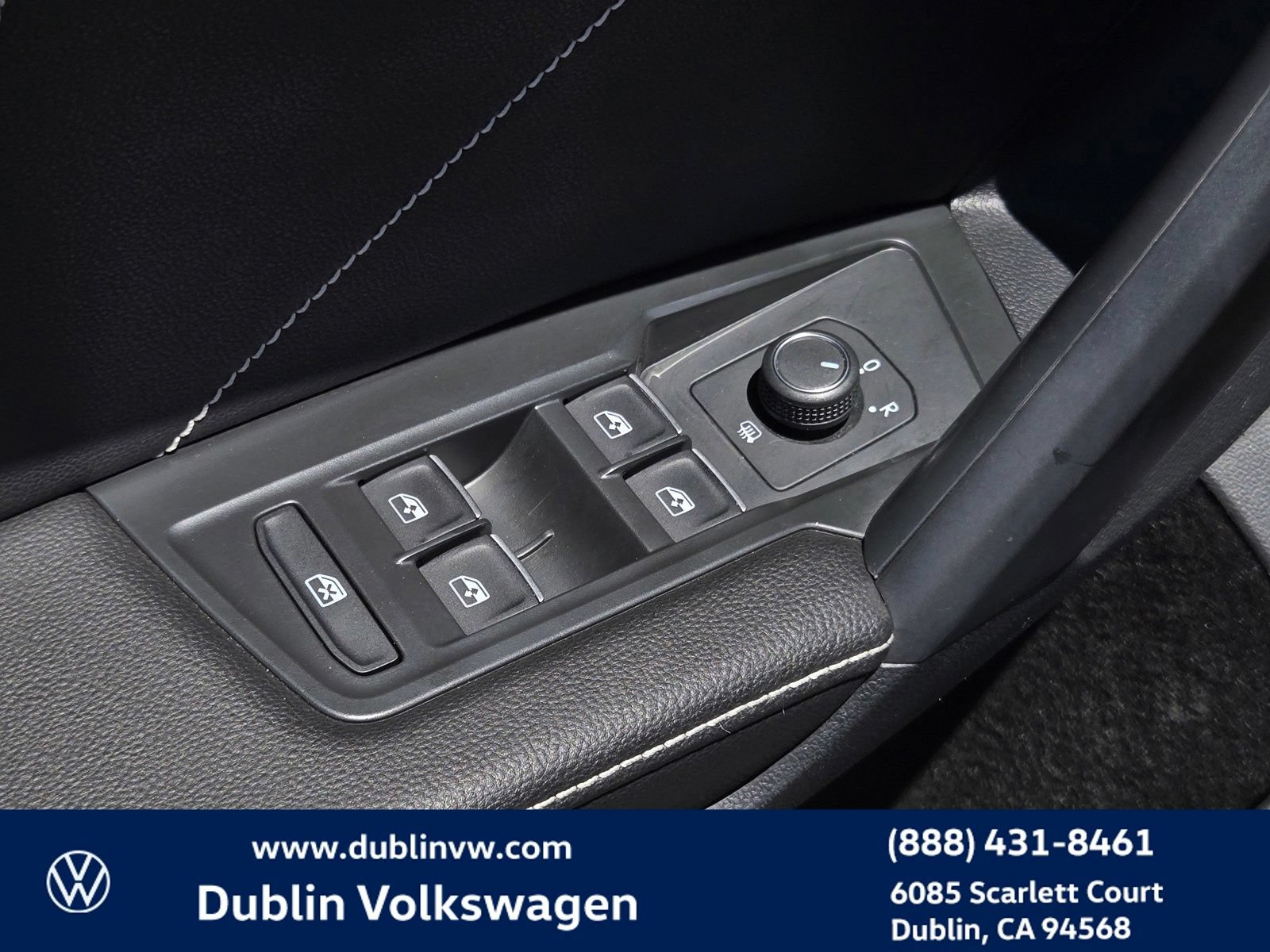 Used 2023 Volkswagen Tiguan SE w/ Panoramic Sunroof Package FWD image 11