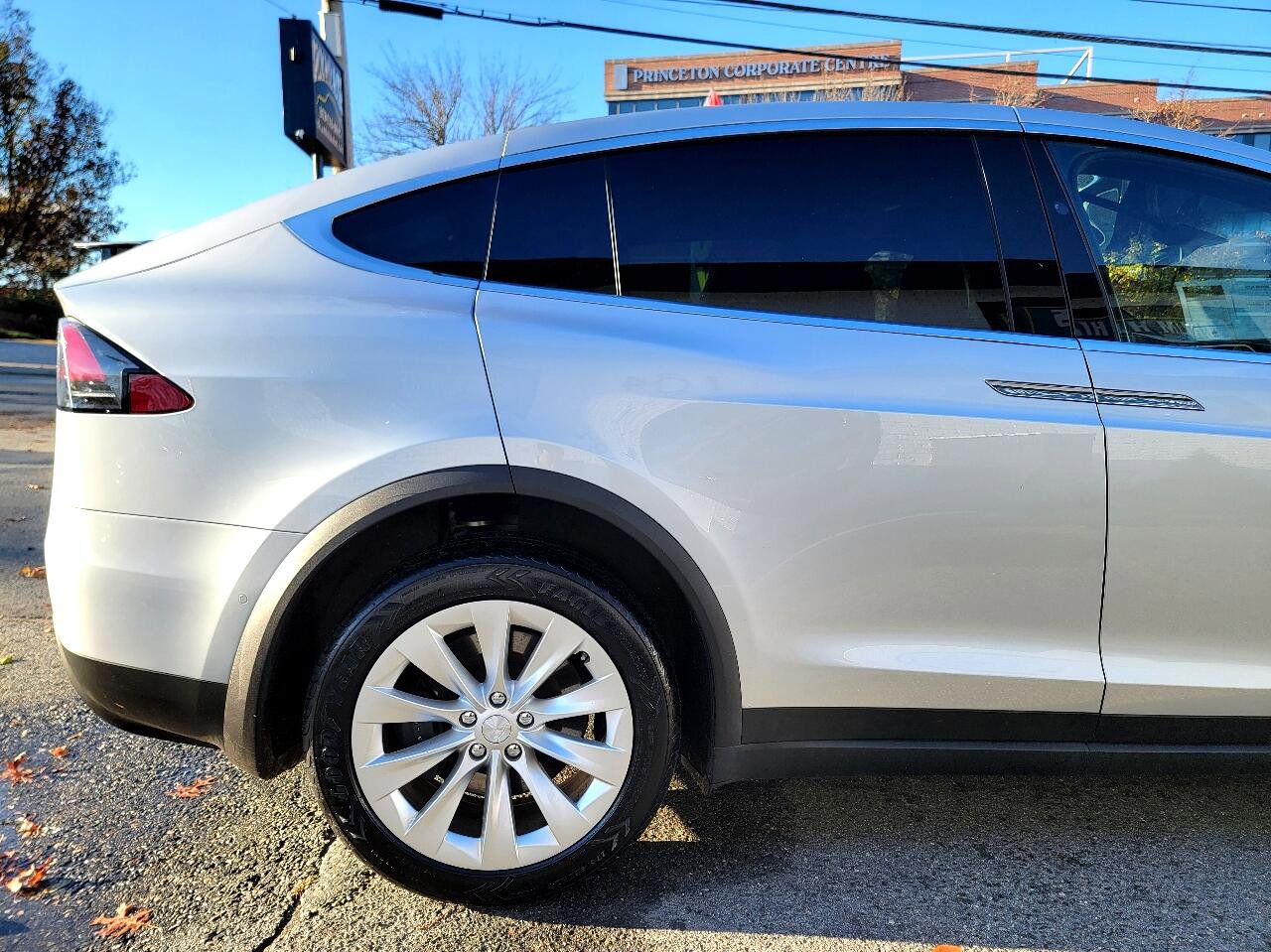 Used 2017 Tesla Model X 75D image 10