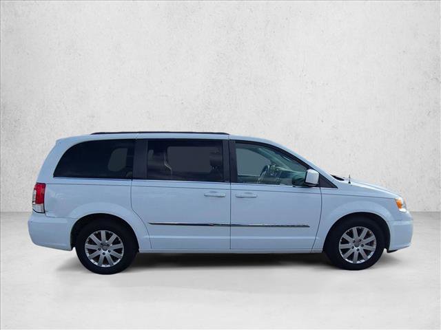 Used 2014 Chrysler Town & Country Touring FWD image 4