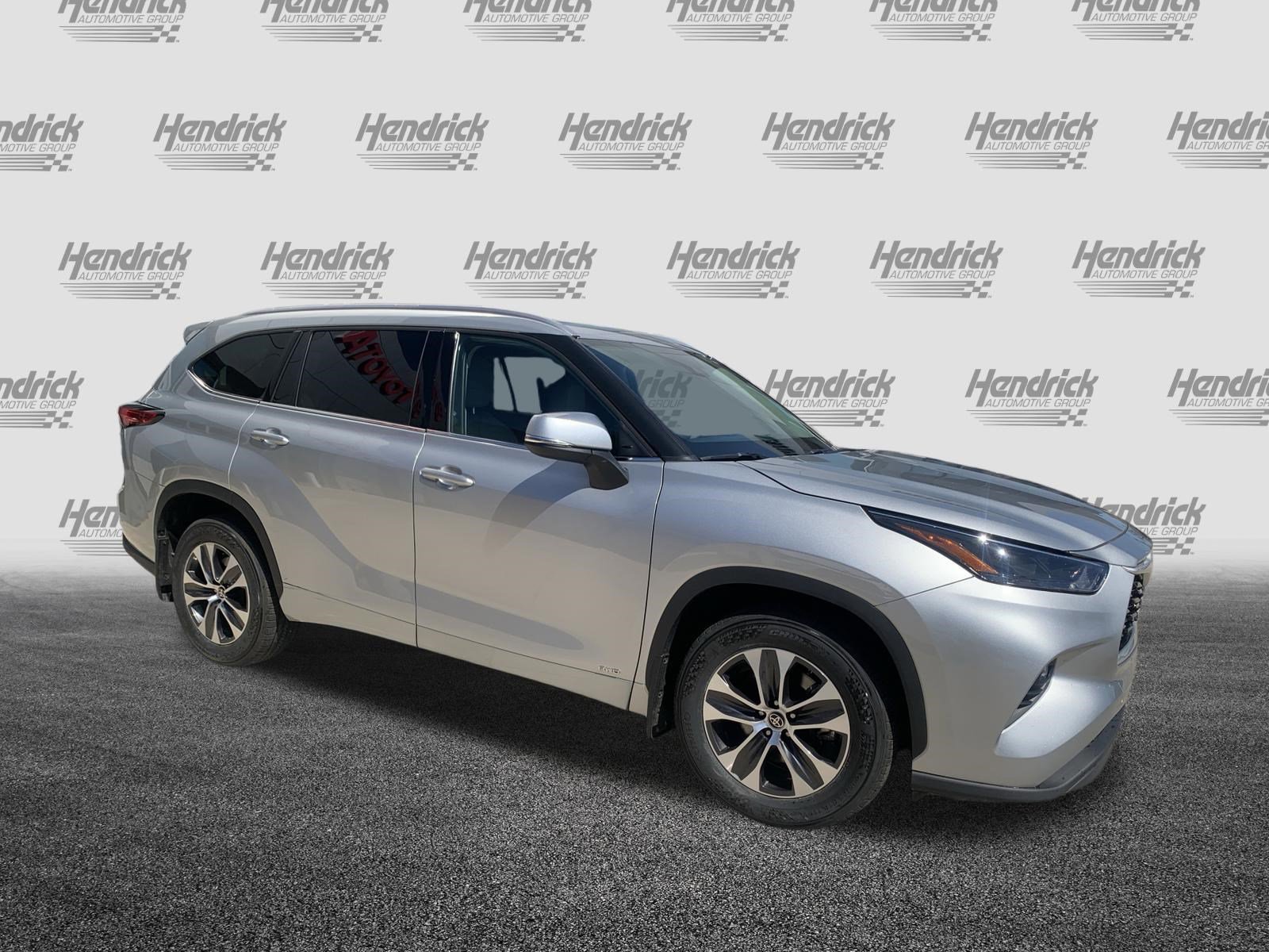 Used 2022 Toyota Highlander XLE image 2