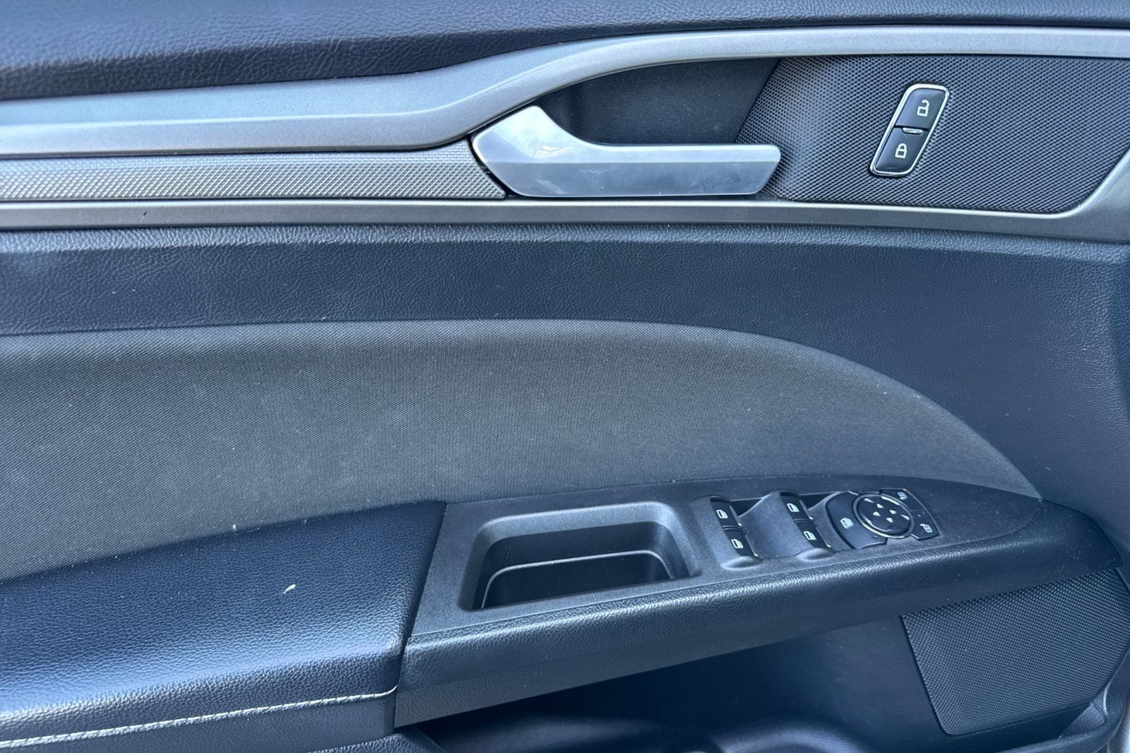 Used 2020 Ford Fusion SE FWD image 12