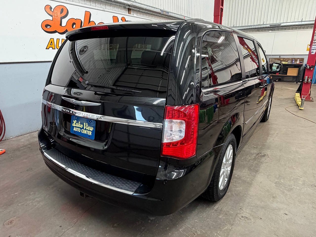 Used 2015 Chrysler Town & Country Touring FWD image 8