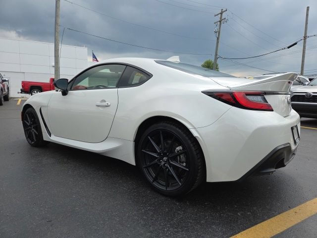 Used 2024 Toyota GR86 Premium RWD image 5