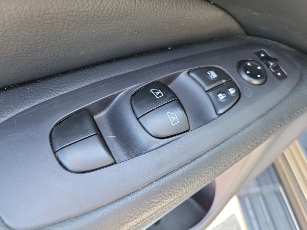 Used 2017 Nissan Pathfinder SV image 22