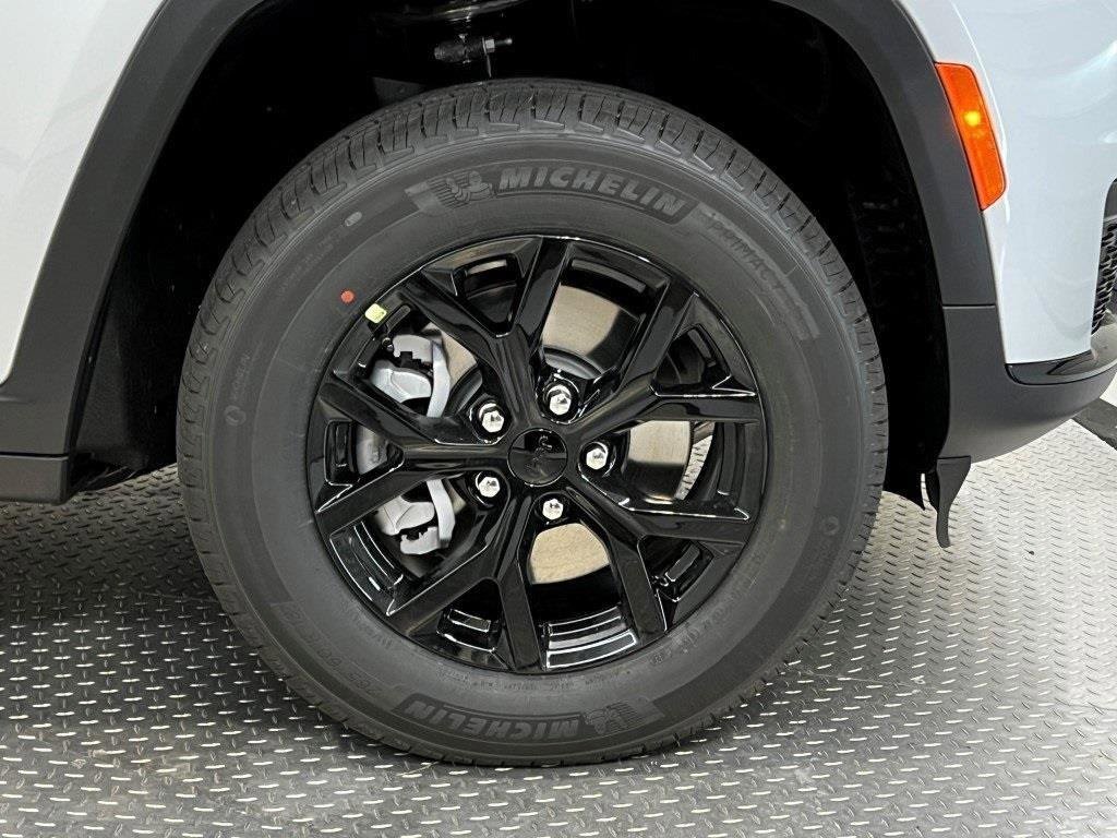 New 2025 Jeep Grand Cherokee L Altitude image 4