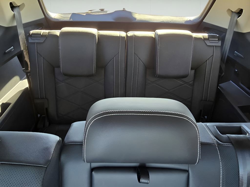 Used 2025 Volkswagen Atlas SE image 30
