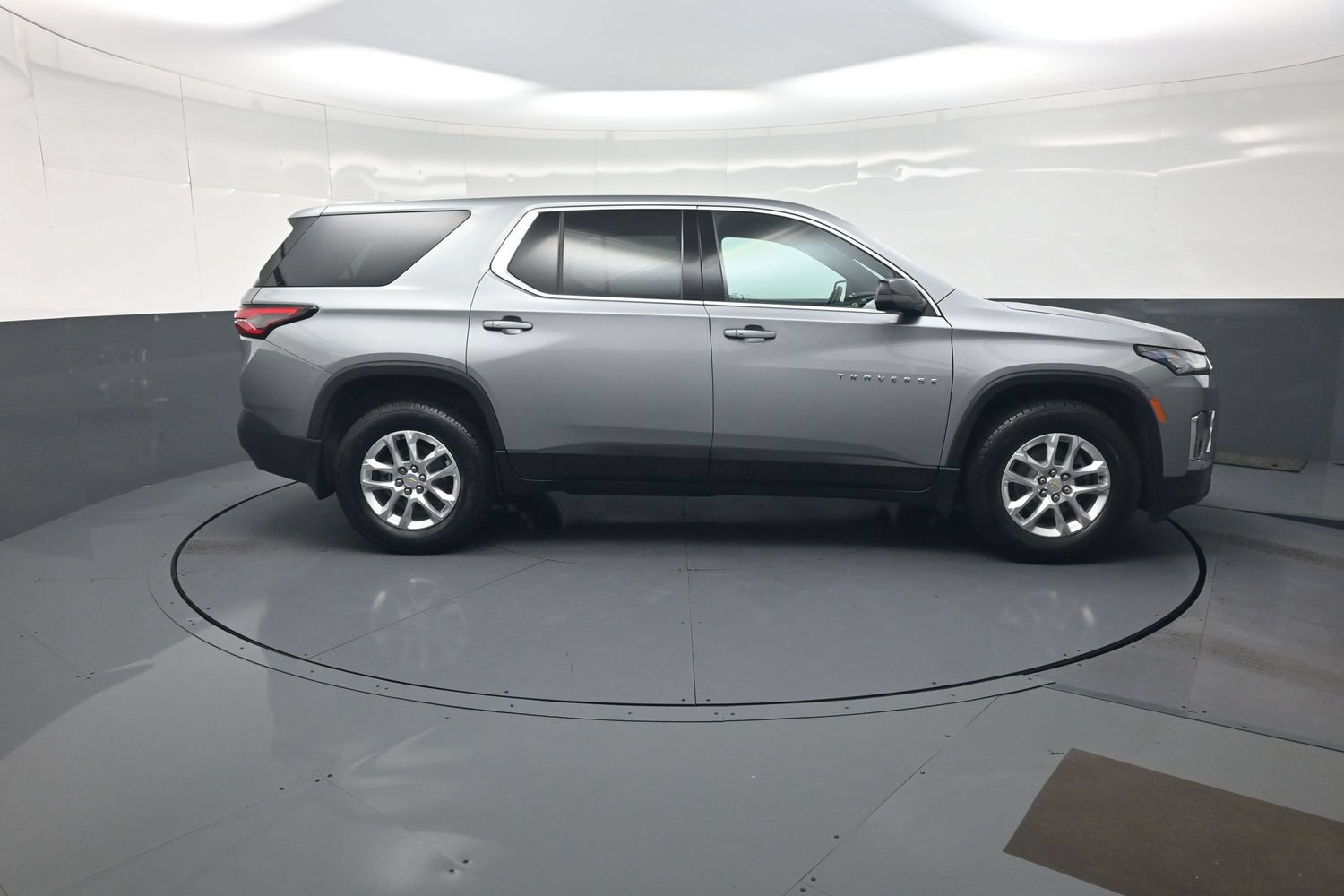Used 2023 Chevrolet Traverse LS AWD/4WD image 2