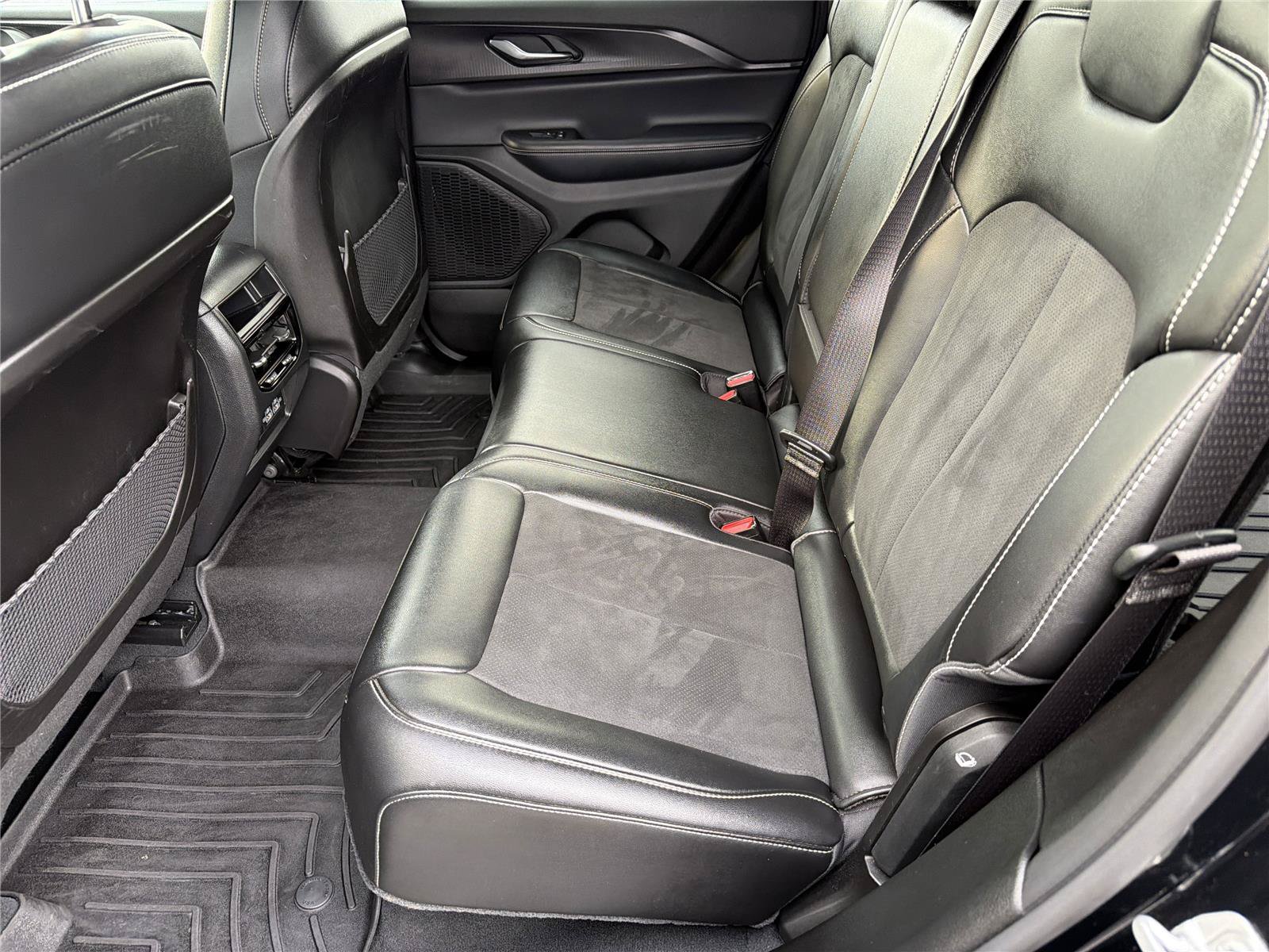 Used 2024 Jeep Grand Cherokee Altitude AWD/4WD image 20