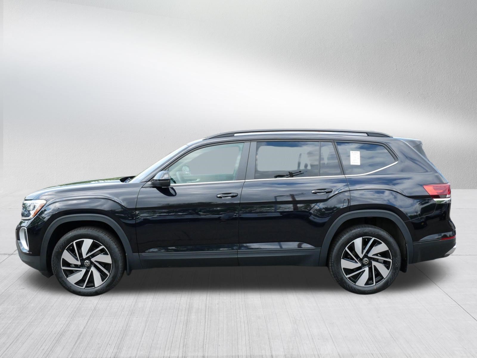 Certified 2024 Volkswagen Atlas SE w/ Panoramic Sunroof Package AWD/4WD image 4