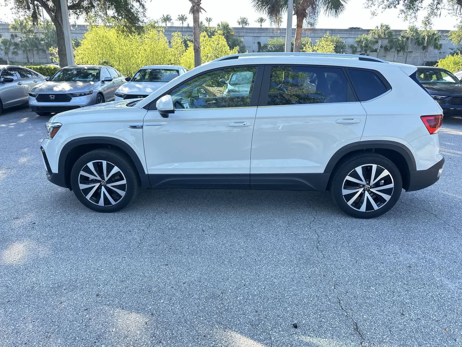 Used 2023 Volkswagen Taos SE w/ Panoramic Sunroof Package AWD/4WD image 3