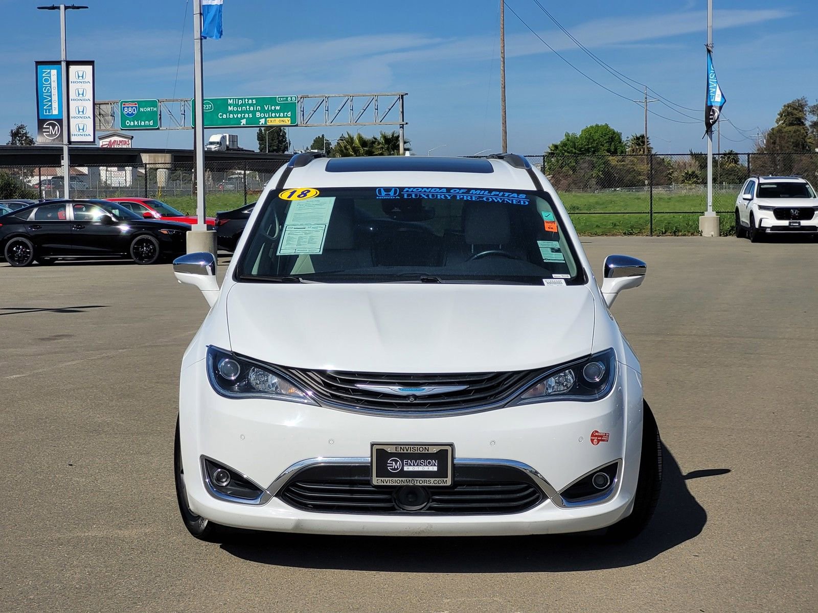 Used 2018 Chrysler Pacifica Limited w/ Advanced Safetytec Group image 2