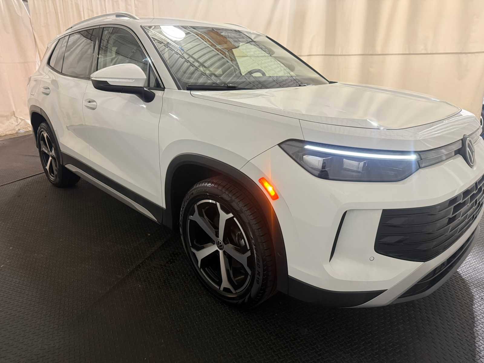 Certified 2025 Volkswagen Tiguan SE image 10