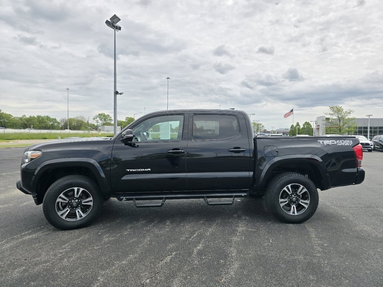 Certified 2017 Toyota Tacoma TRD Sport AWD/4WD image 12