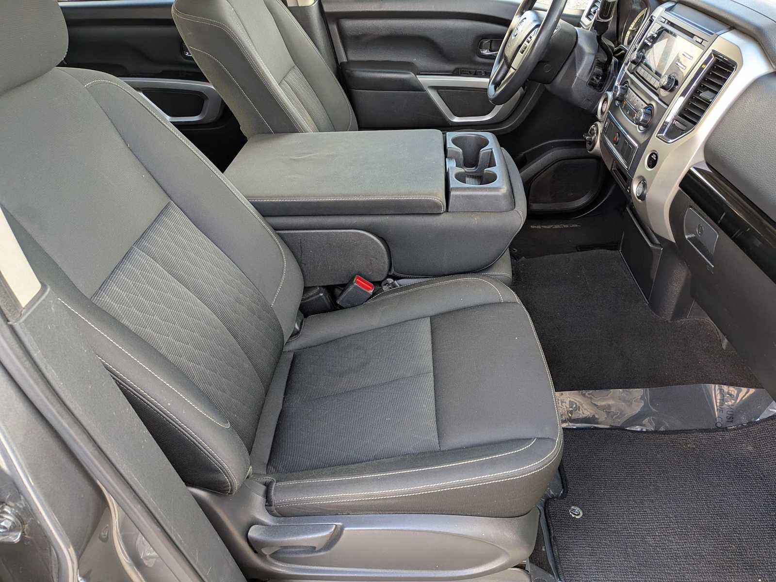 Used 2018 Nissan Titan SV image 19