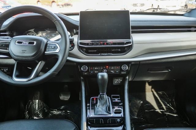 Used 2025 Jeep Compass Limited image 14