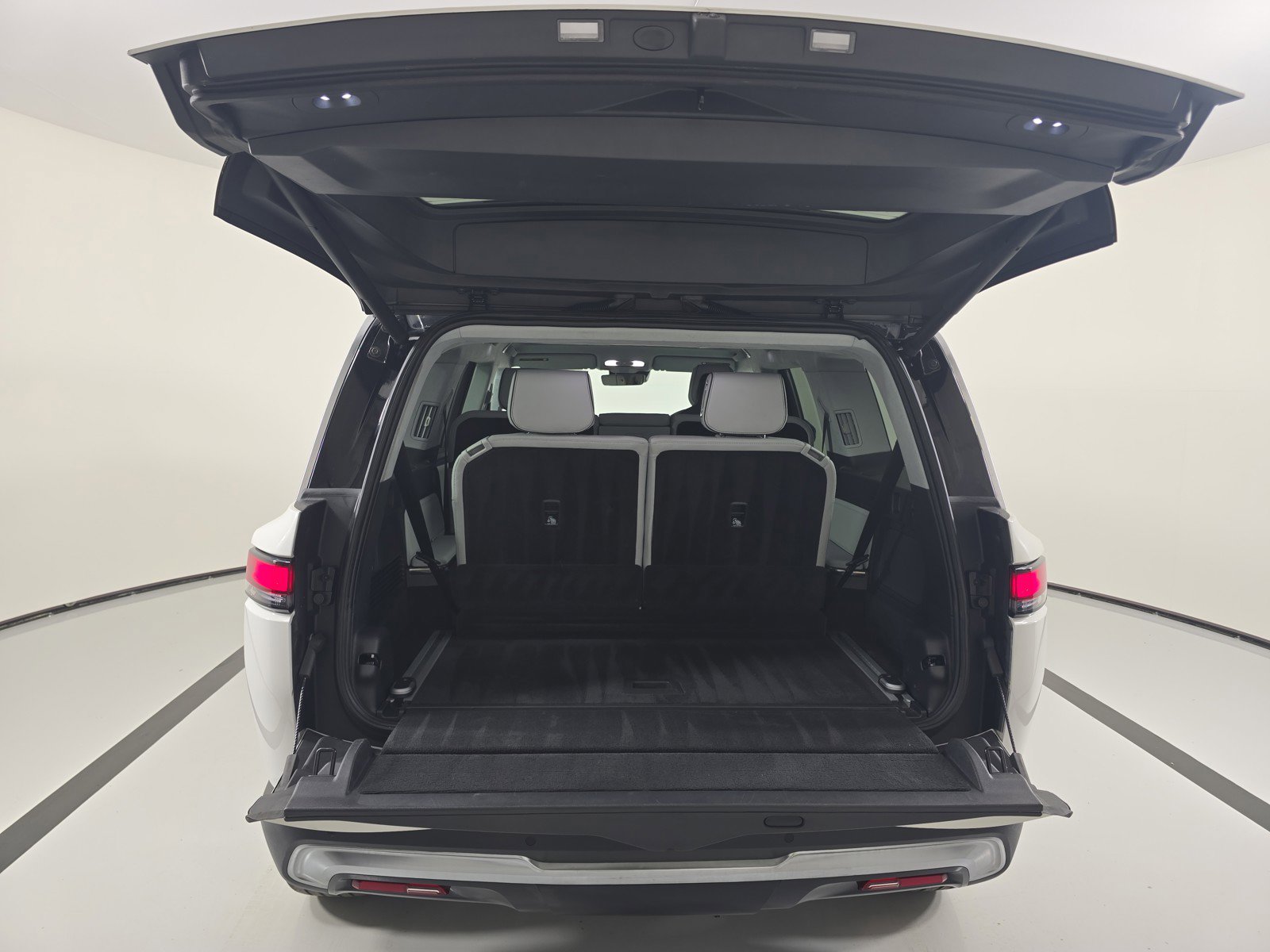 Used 2023 Rivian R1S Adventure image 11