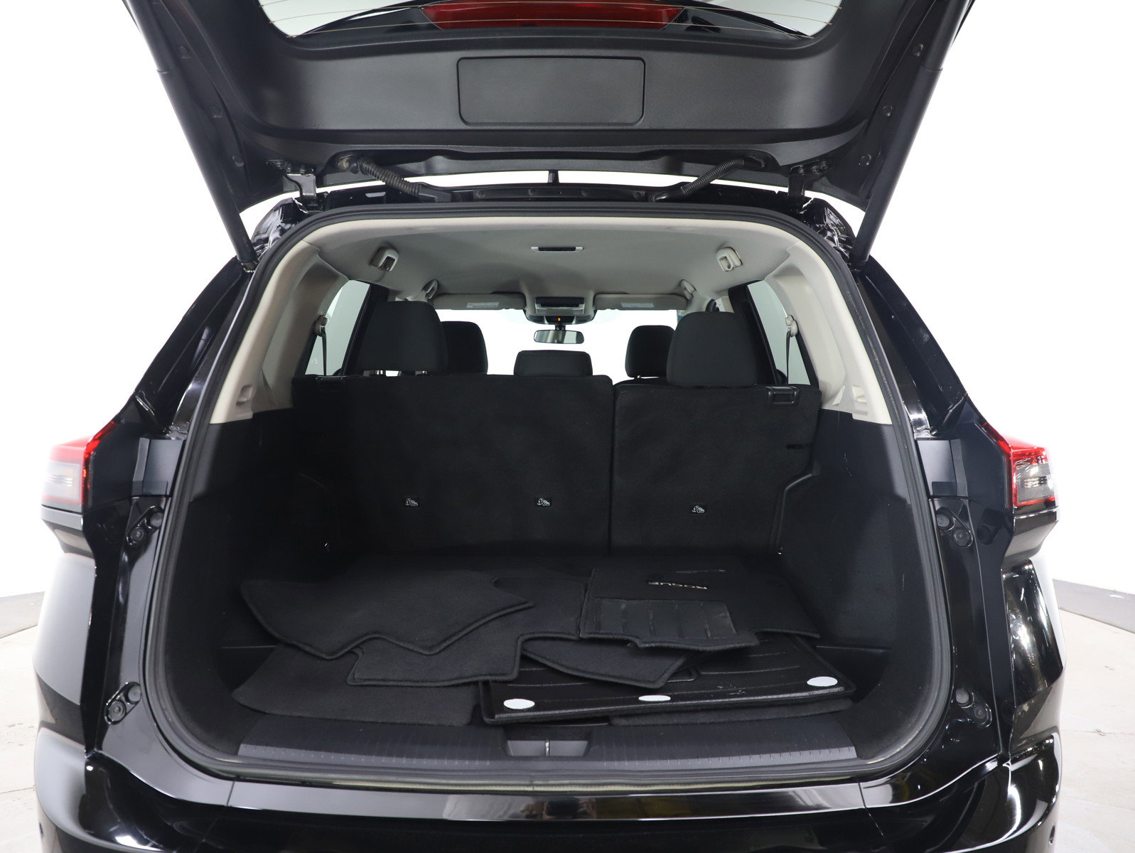 Used 2025 Nissan Rogue SV image 16