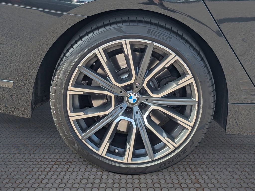 Used 2021 BMW 740i w/ M Sport Package RWD image 10