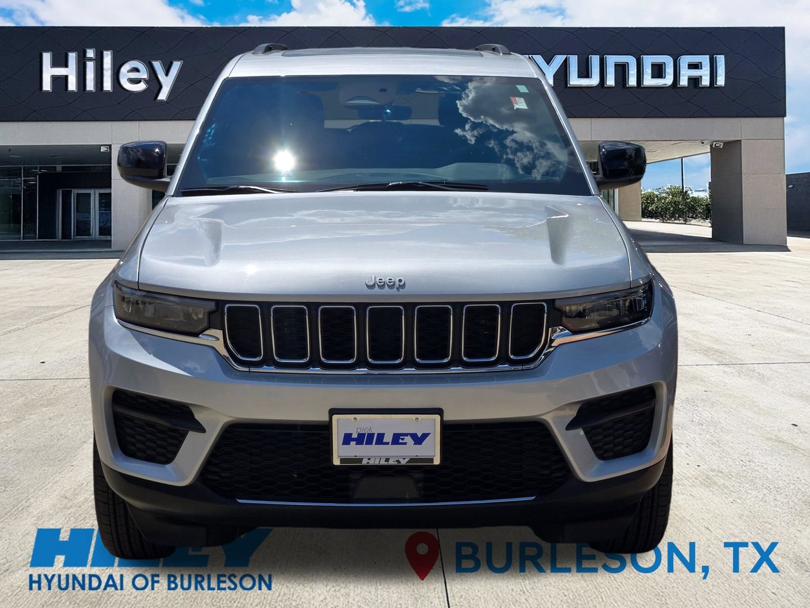 Used 2025 Jeep Grand Cherokee Laredo X RWD image 6