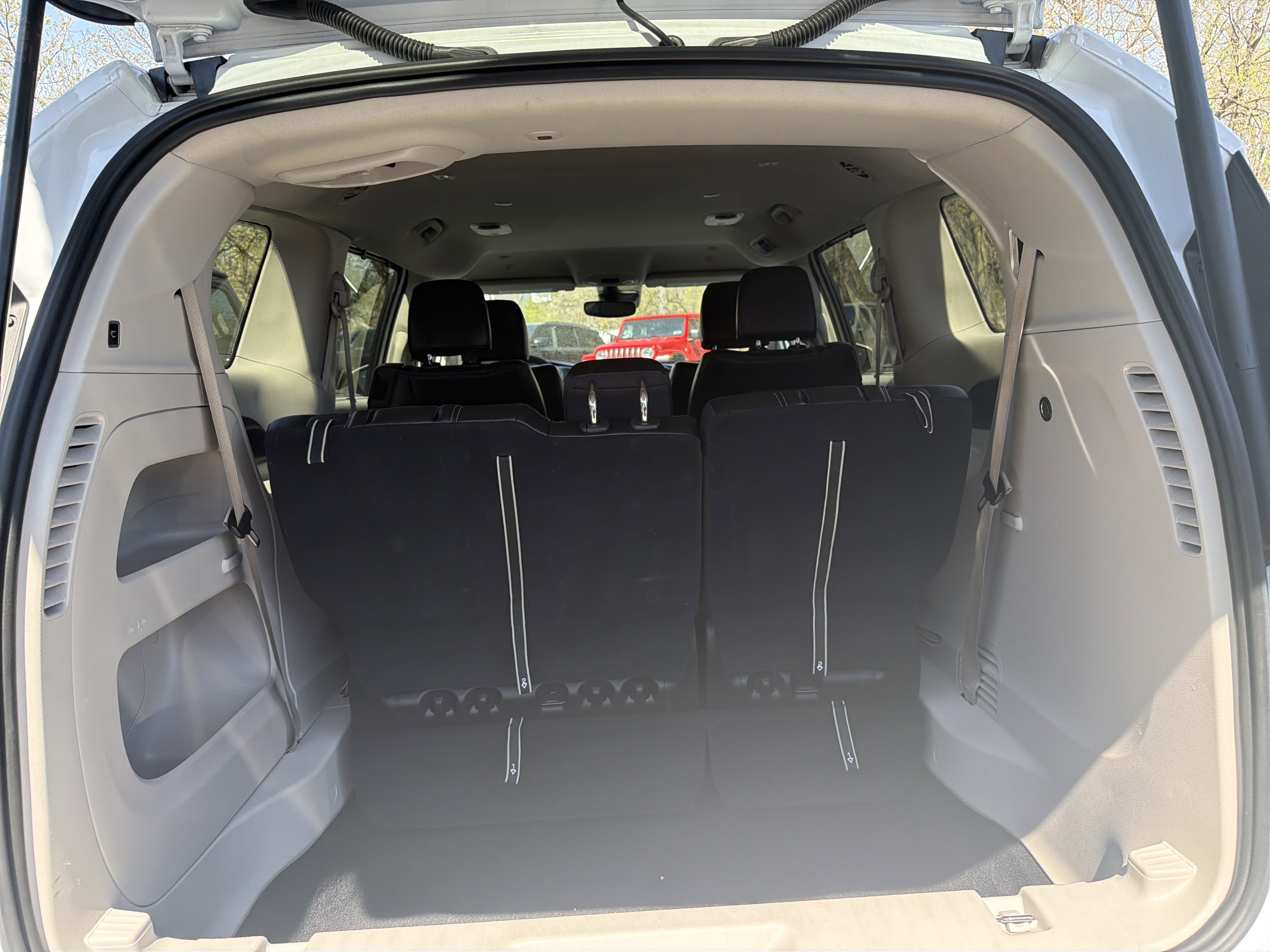 Used 2023 Chrysler Pacifica Touring-L image 8