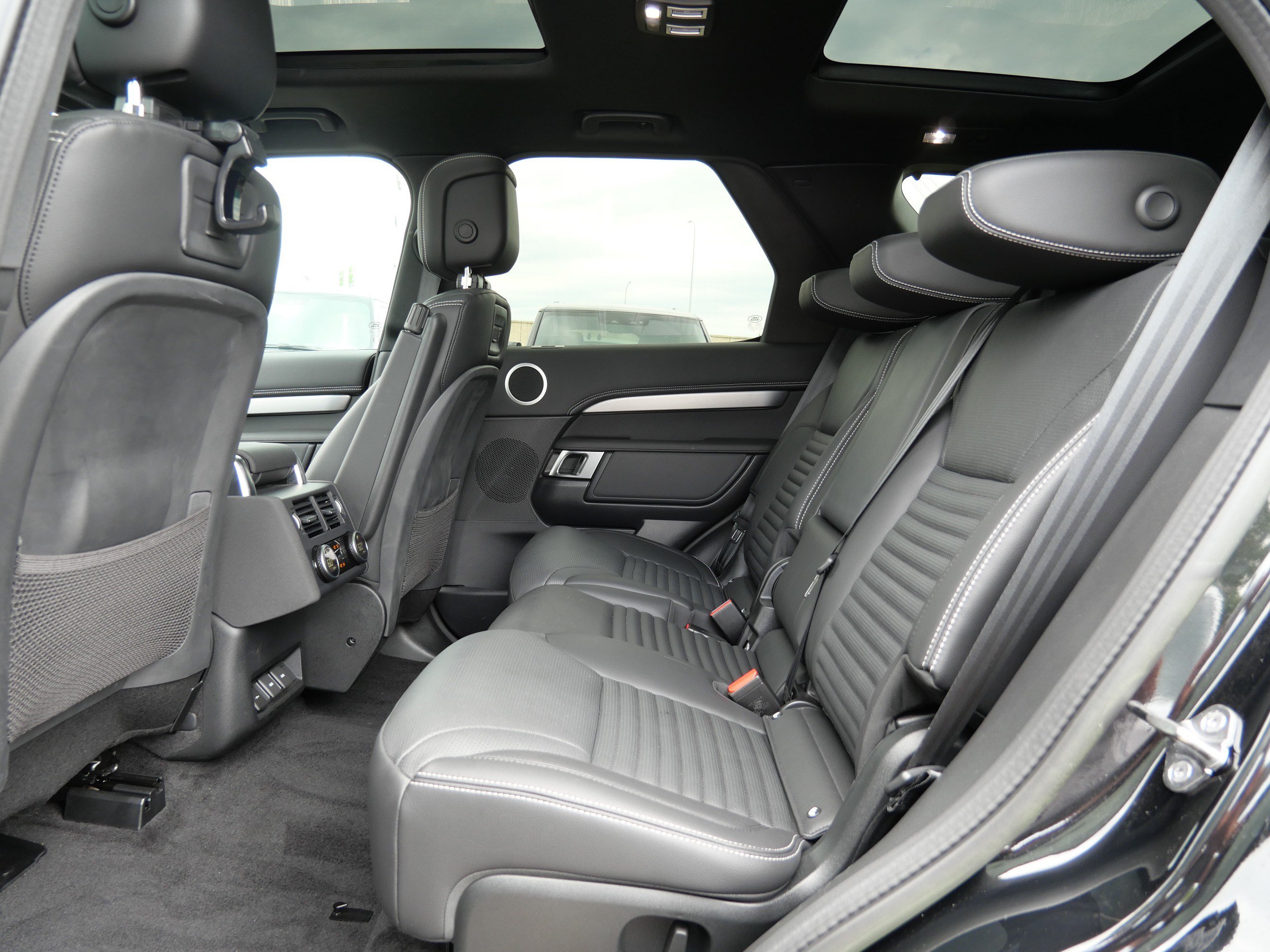 Used 2023 Land Rover Discovery S R-Dynamic AWD/4WD image 15