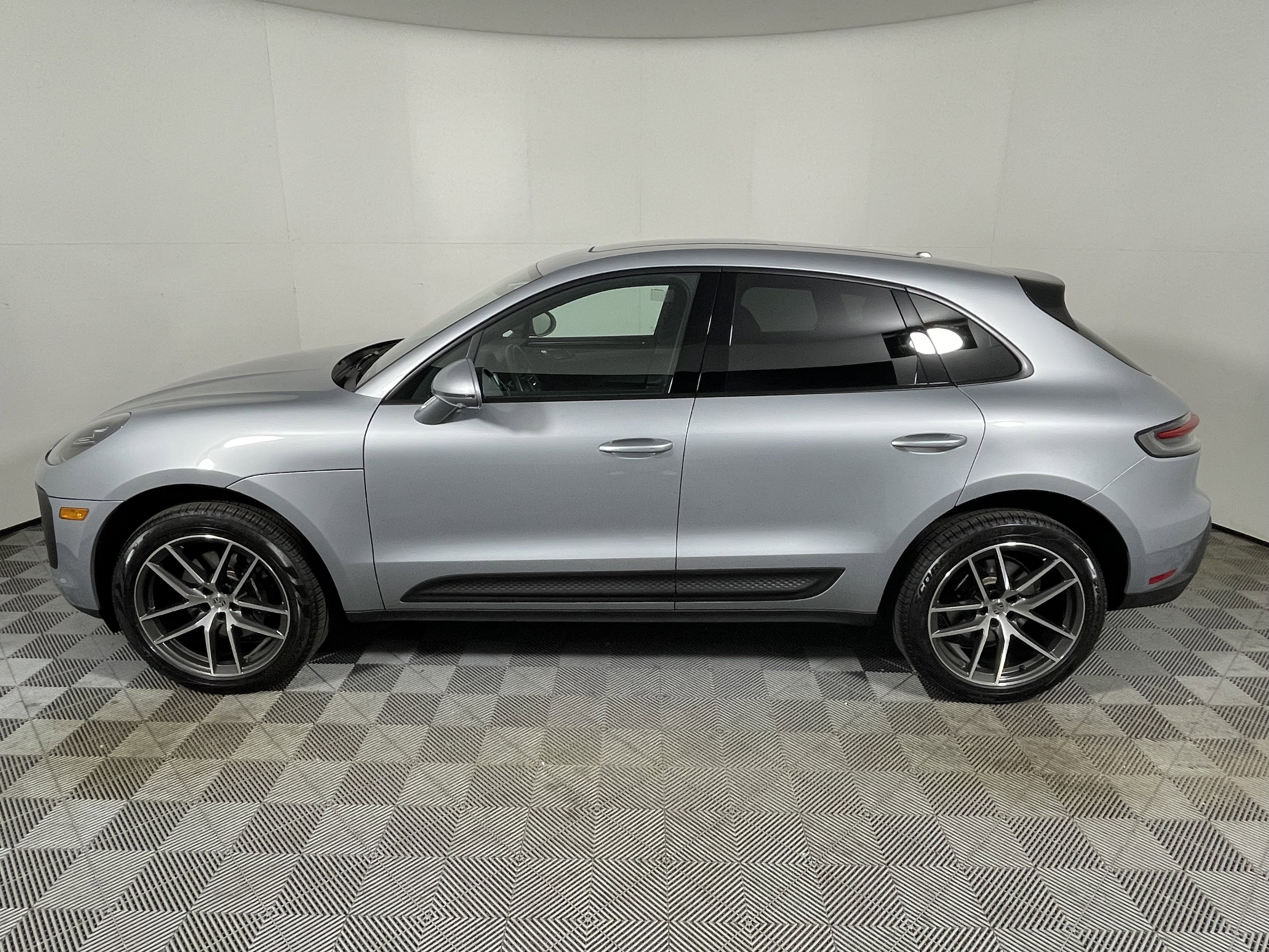 Used 2025 Porsche Macan image 2