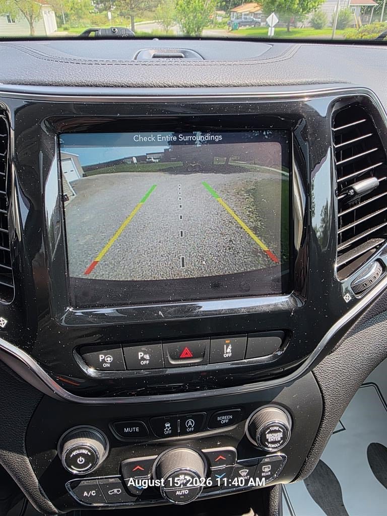 Used 2019 Jeep Cherokee Overland w/ Technology Group AWD/4WD image 17