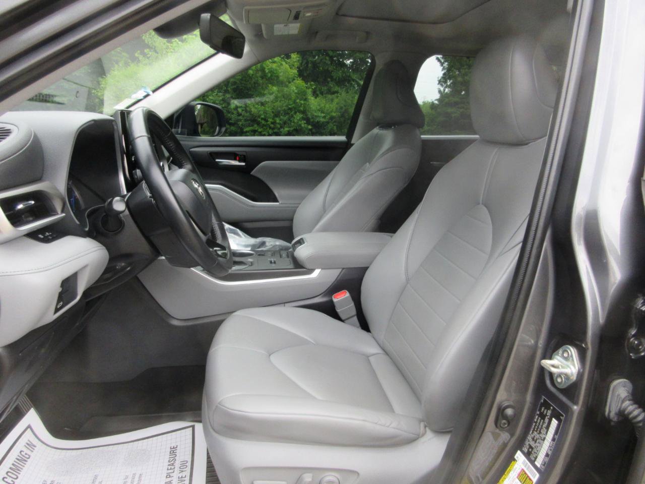 Used 2021 Toyota Highlander XLE FWD image 34