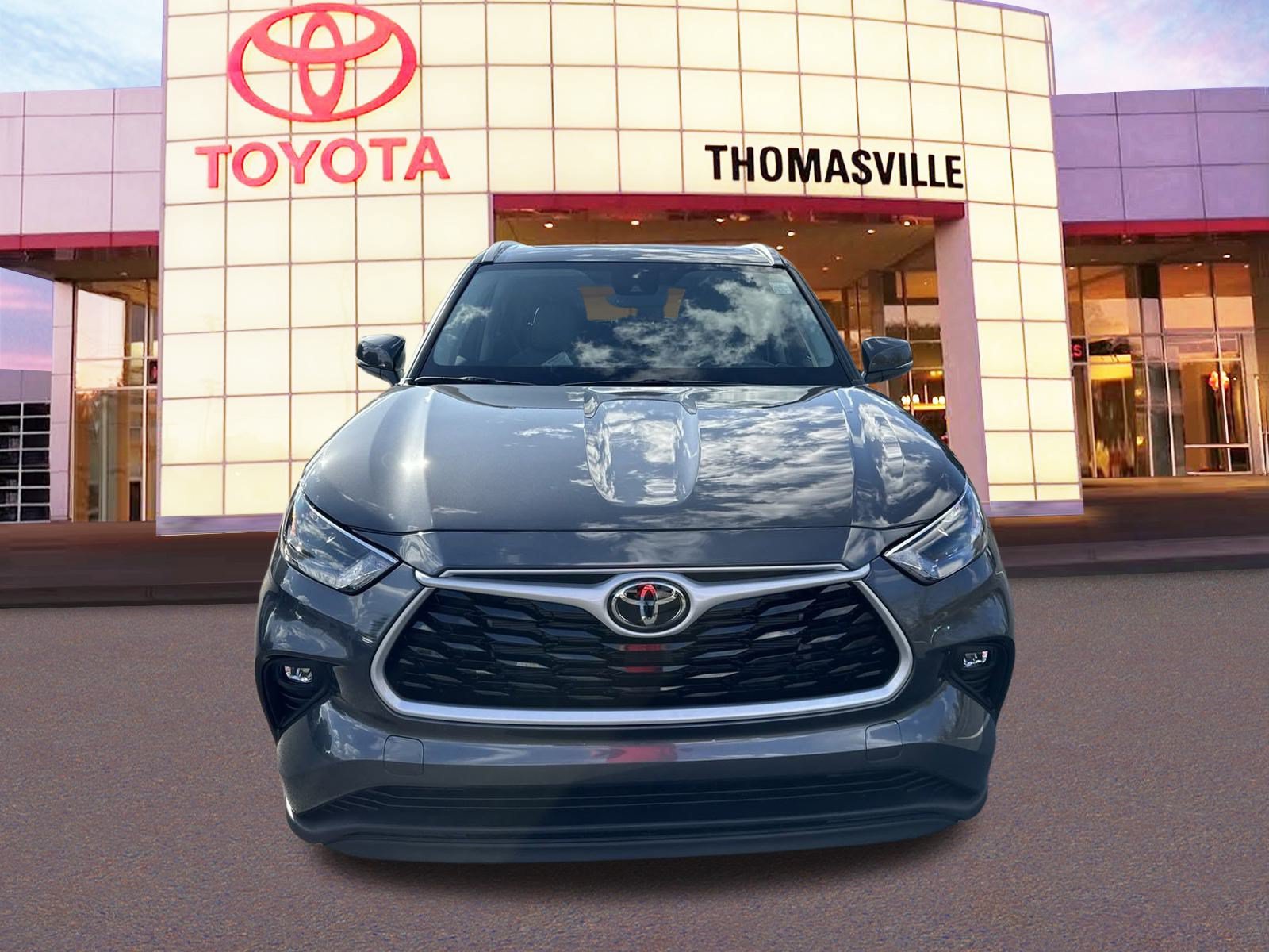 New 2025 Toyota Highlander XLE FWD image 2