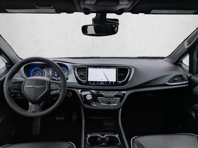 Used 2025 Chrysler Pacifica Limited image 22