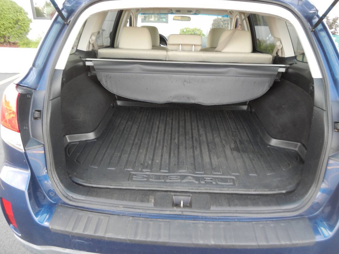 Used 2011 Subaru Outback 2.5i Premium w/ All-Weather Pkg AWD/4WD image 41