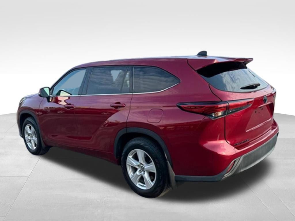 Used 2022 Toyota Highlander LE AWD/4WD image 5