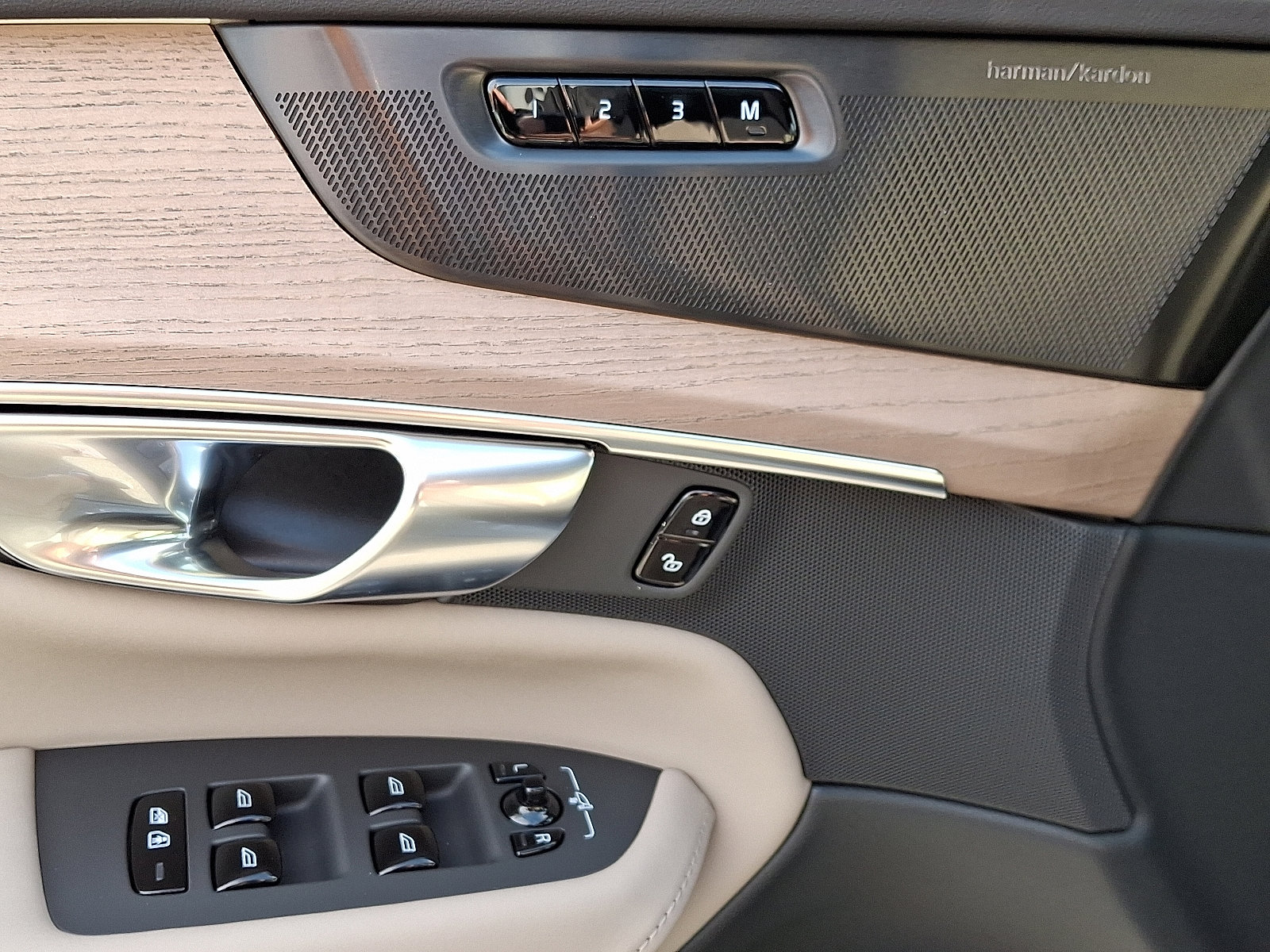 New 2026 Volvo XC90 B6 Plus w/ Protection Package Premier image 8