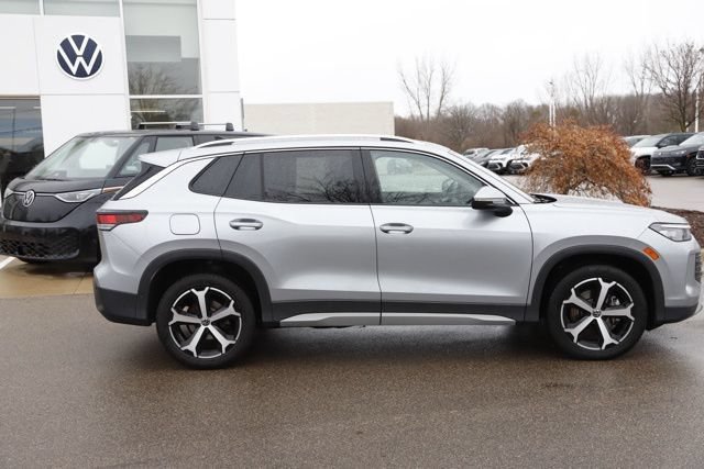 Used 2025 Volkswagen Tiguan SE w/ Panoramic Sunroof Package AWD/4WD image 2