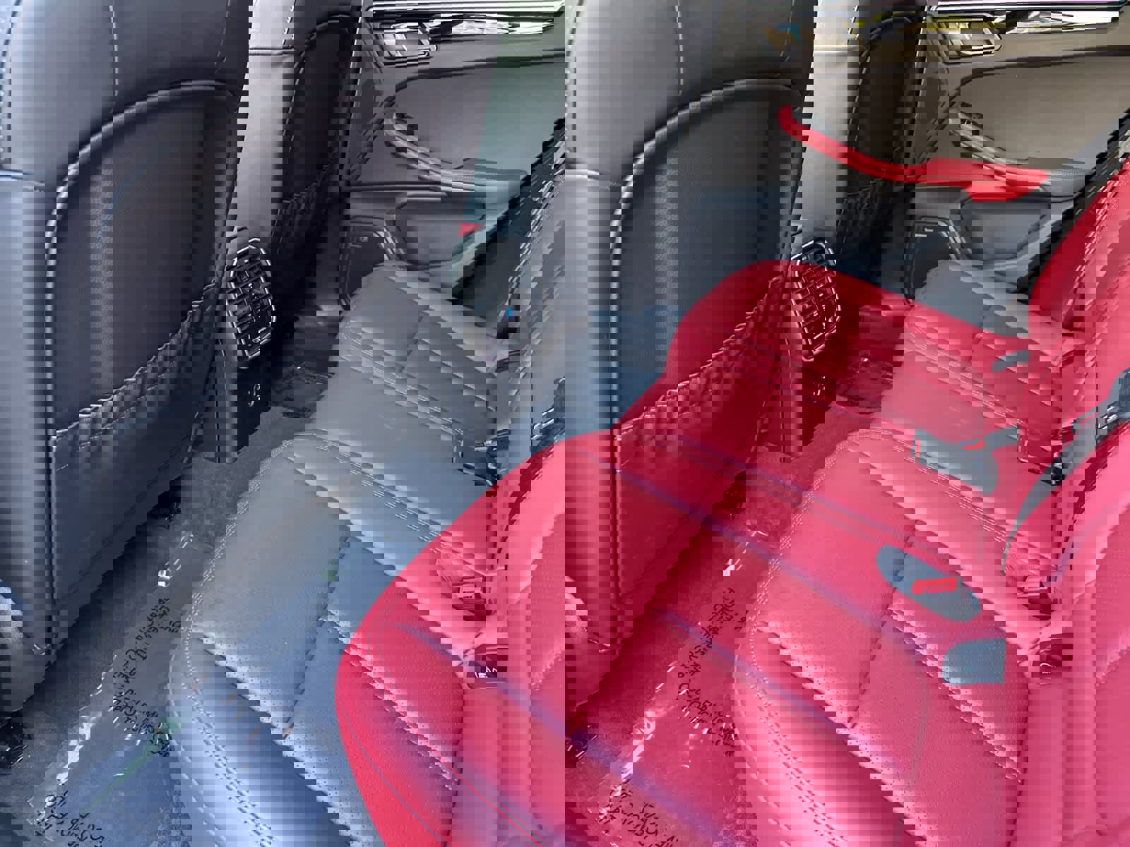 Used 2025 Porsche Macan image 13