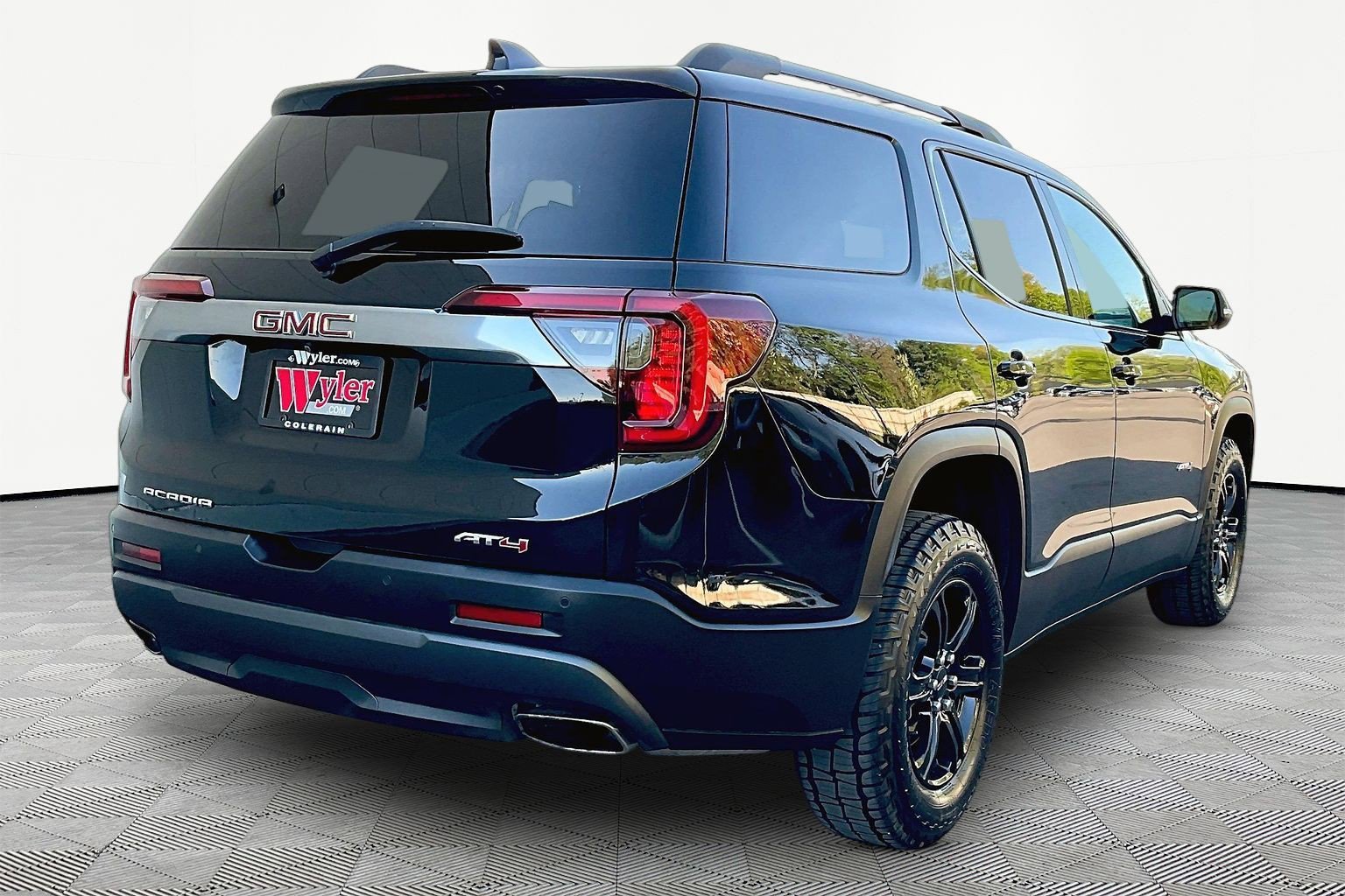 Used 2022 GMC Acadia AT4 w/ Technology Package image 6