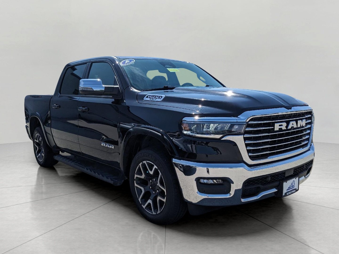 Used 2025 RAM 1500 Laramie AWD/4WD image 1