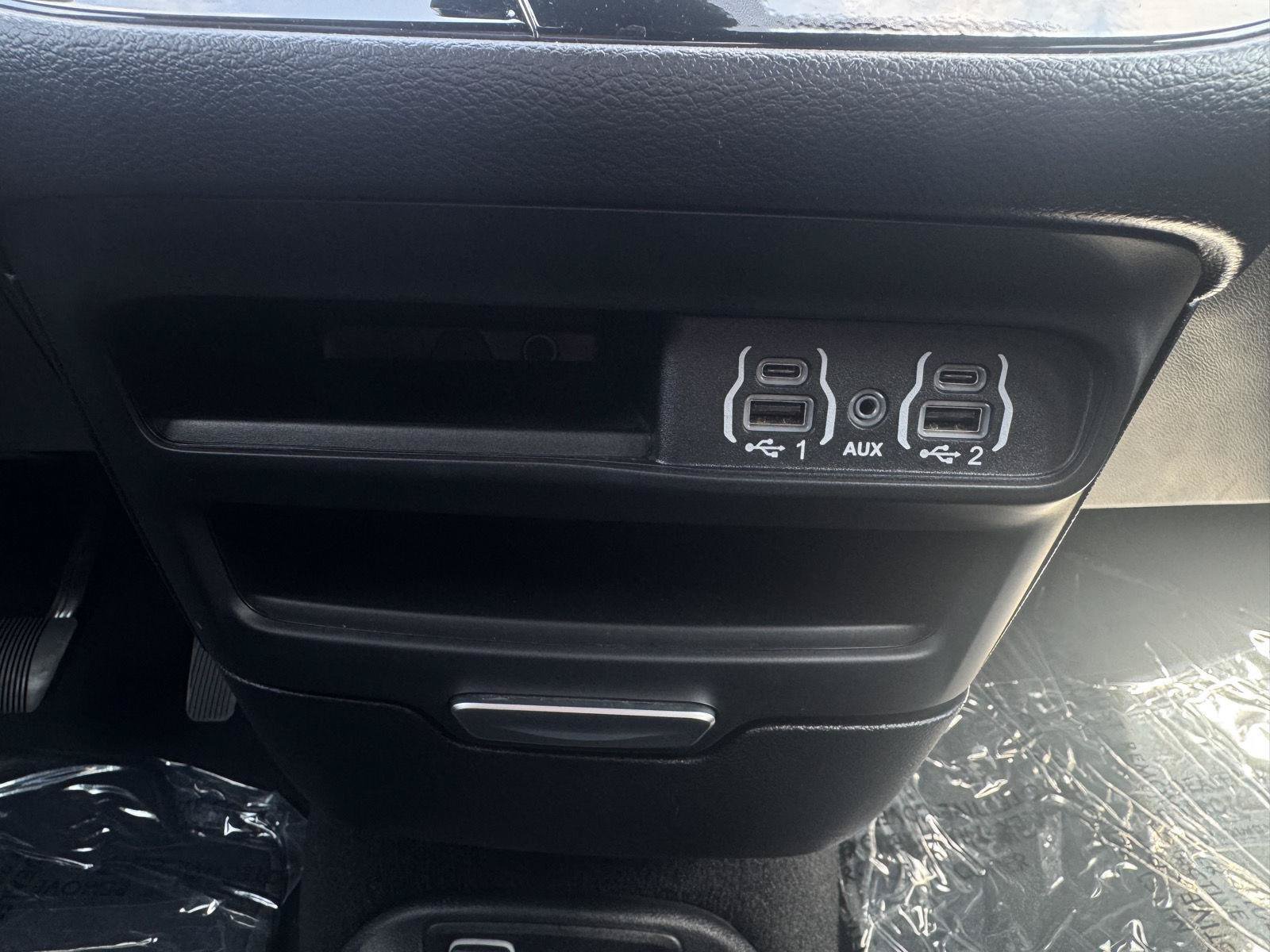 Used 2025 Chrysler Pacifica Select FWD image 23