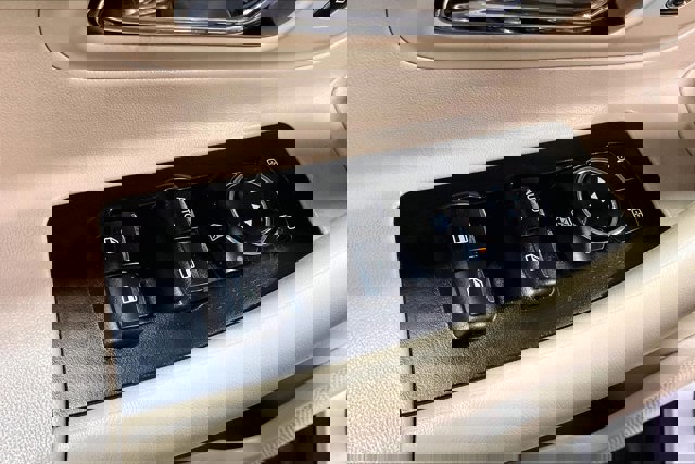 Used 2018 Ford Taurus SE FWD image 37