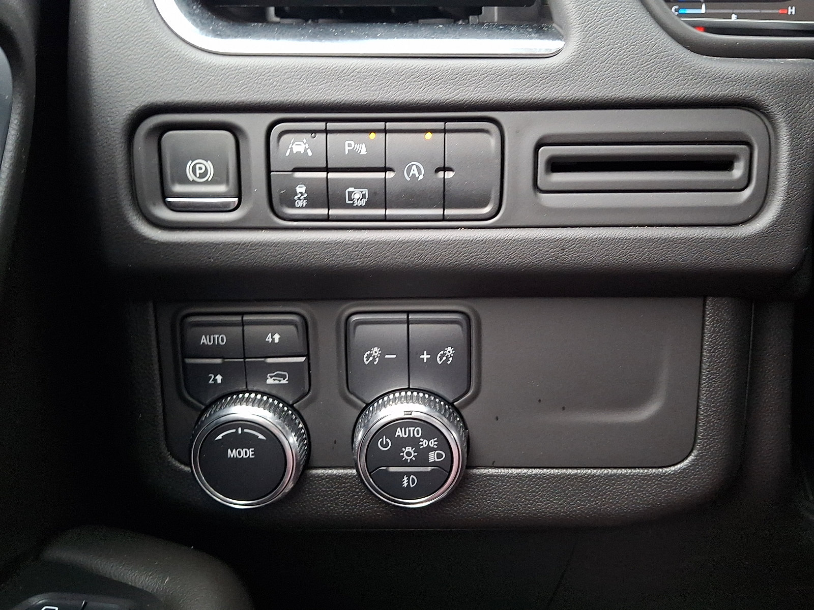 Certified 2024 GMC Yukon XL SLT w/ SLT Premium Package AWD/4WD image 25