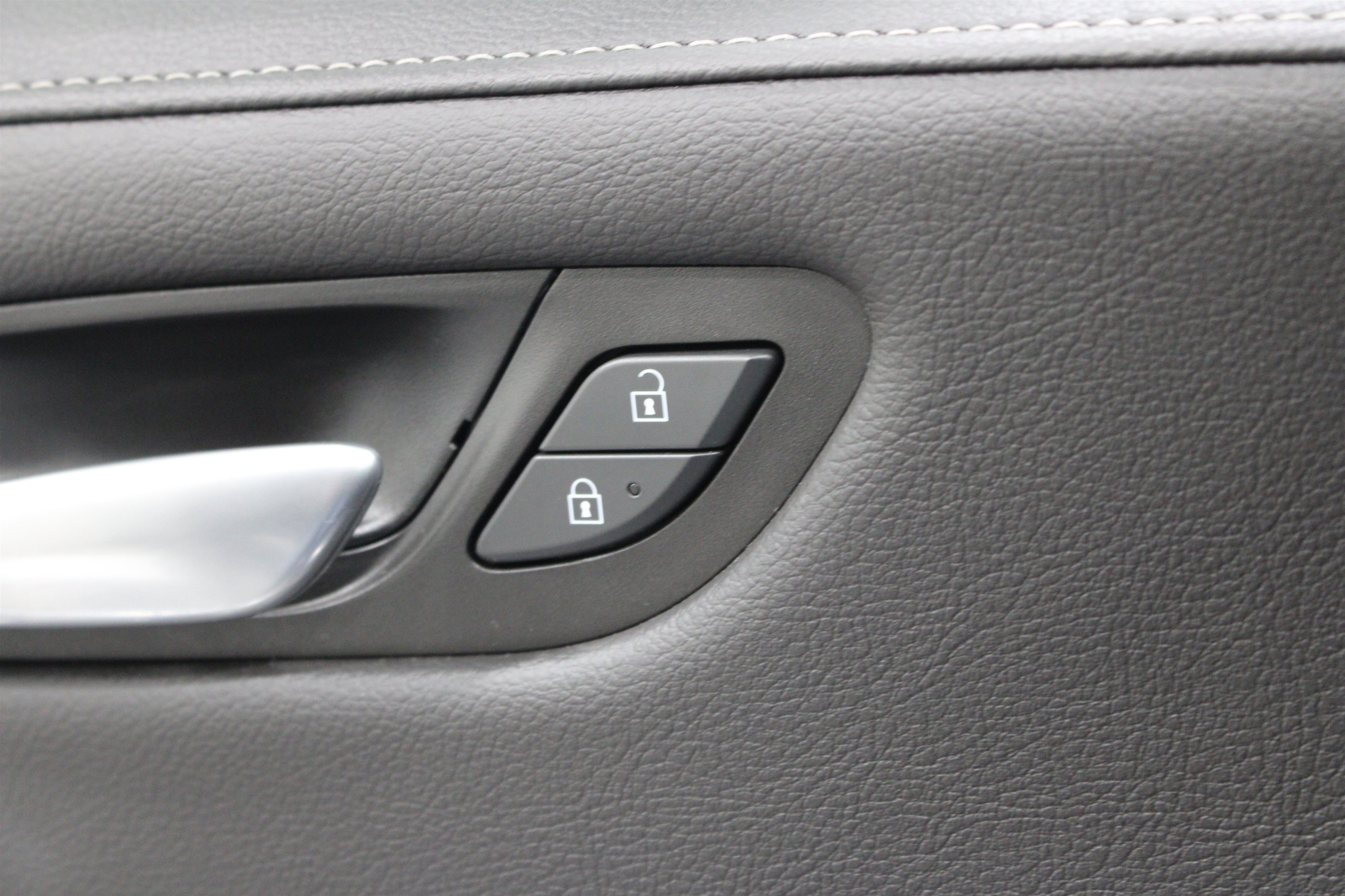 Certified 2024 Cadillac XT4 Luxury w/ Cold Weather Package FWD image 8
