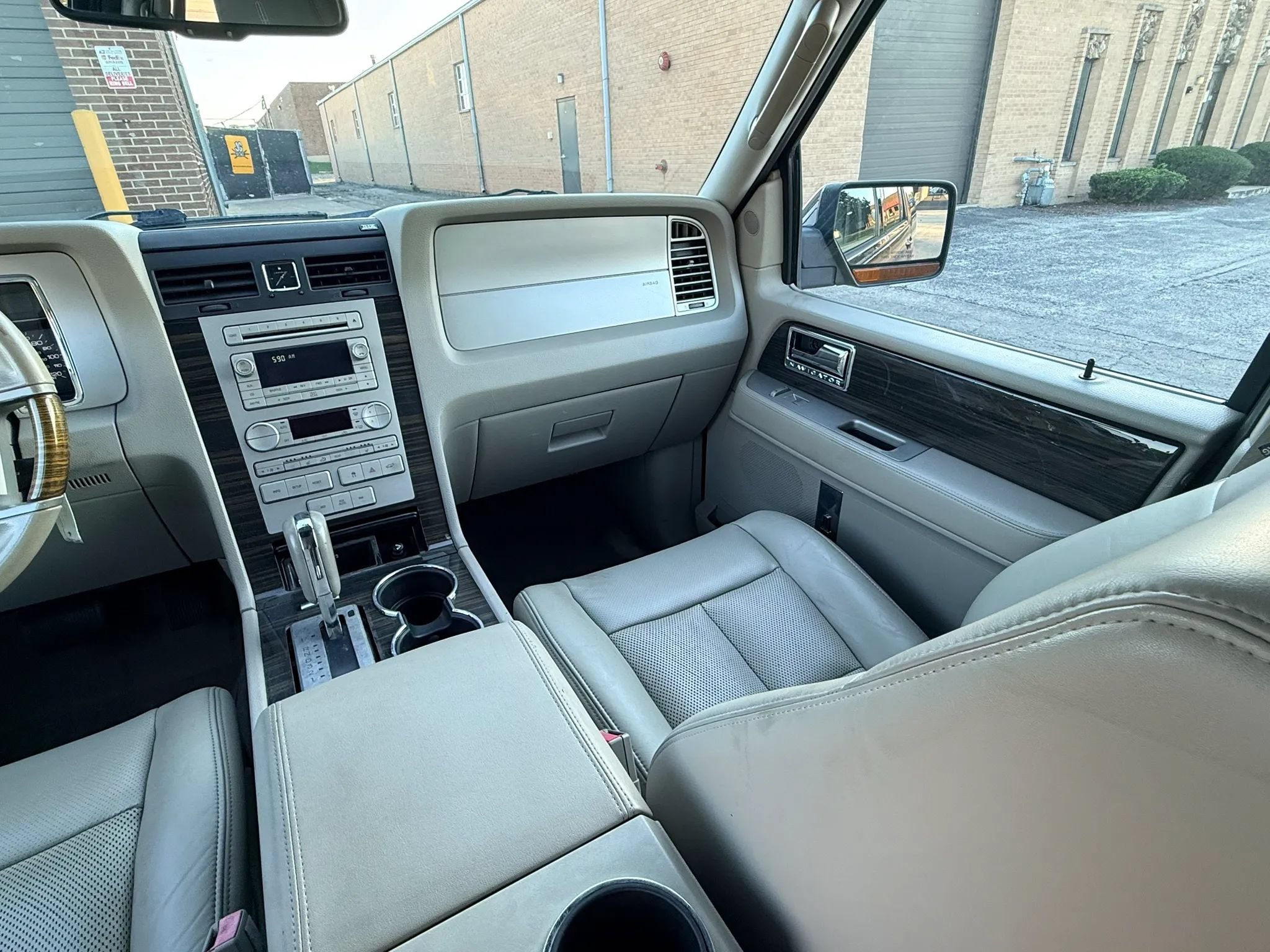 Used 2010 Lincoln Navigator 4WD image 9