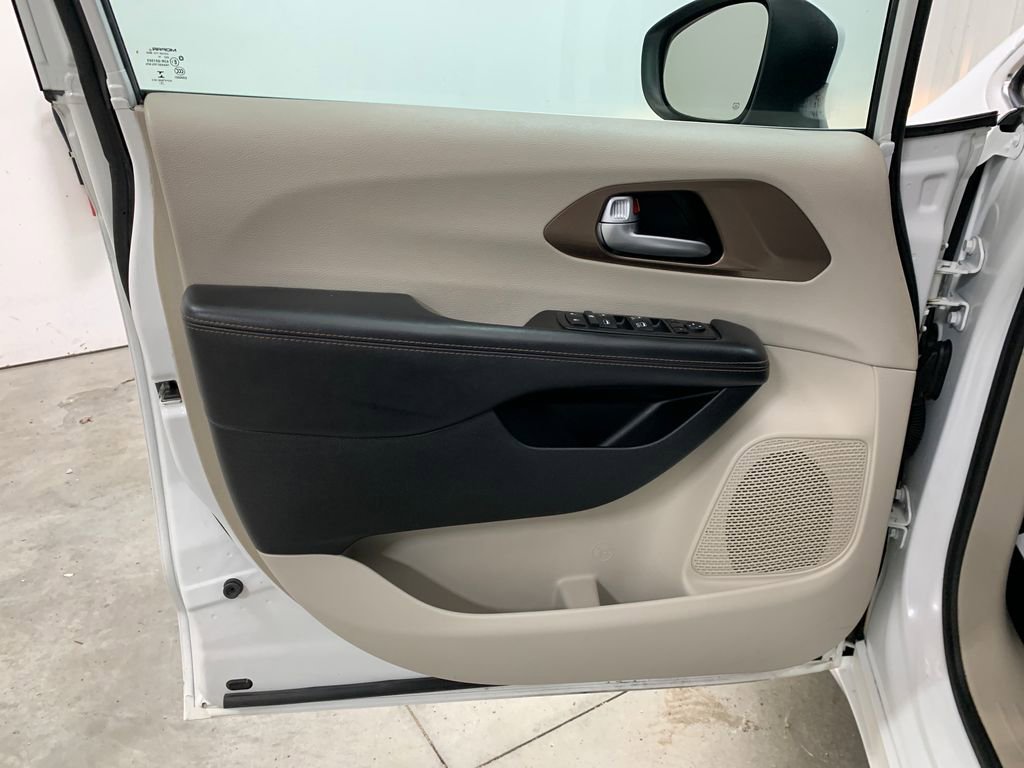 Used 2017 Chrysler Pacifica Touring image 17