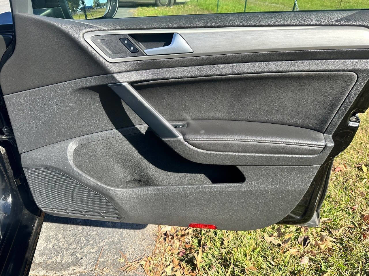 Used 2015 Volkswagen Golf S image 28