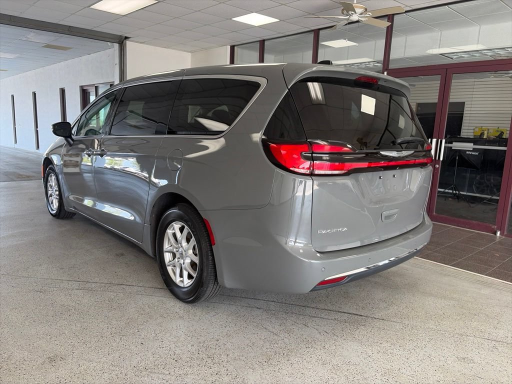 Used 2023 Chrysler Pacifica Touring-L FWD image 5