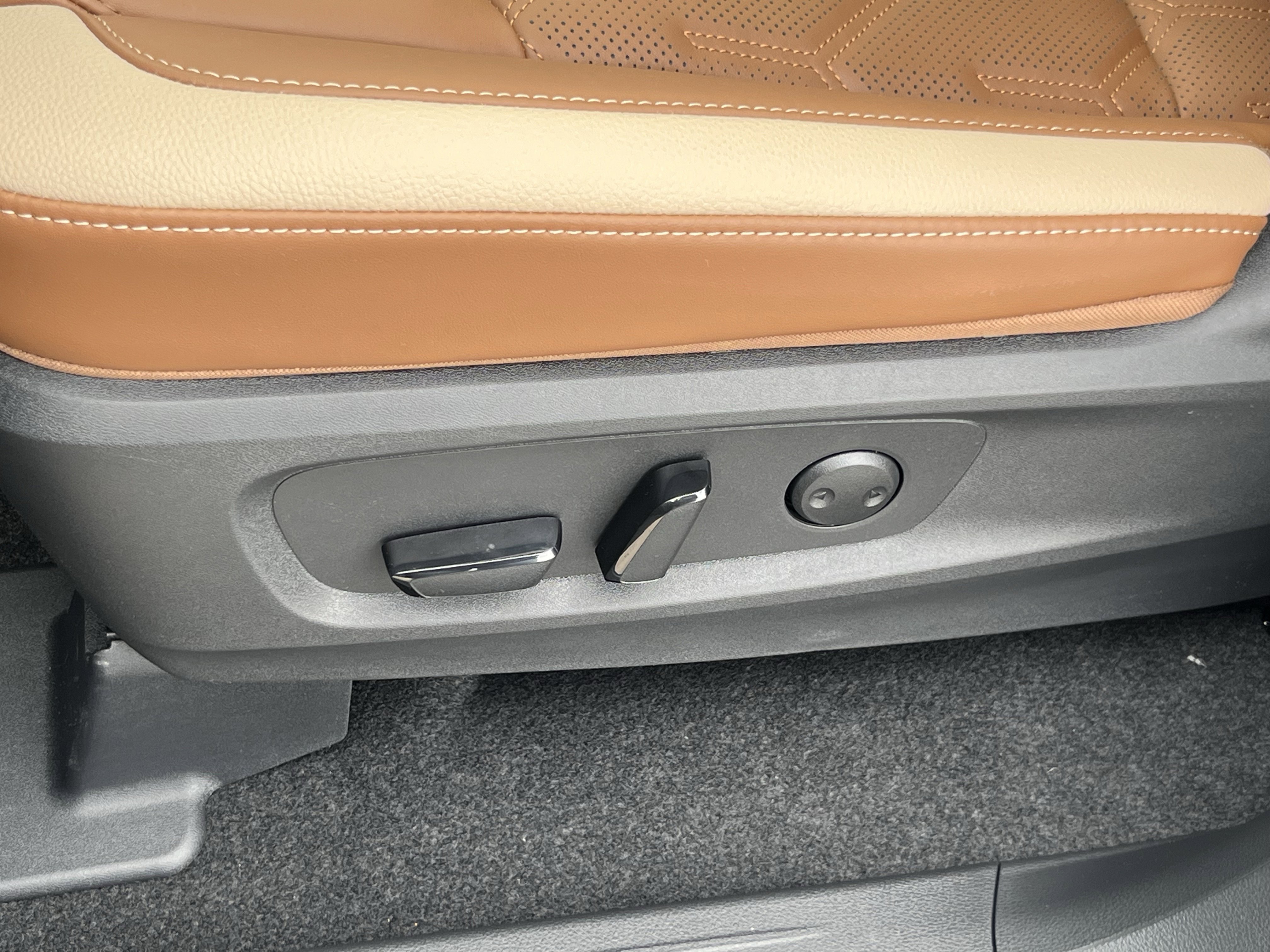 New 2026 Nissan Pathfinder Platinum AWD/4WD image 17