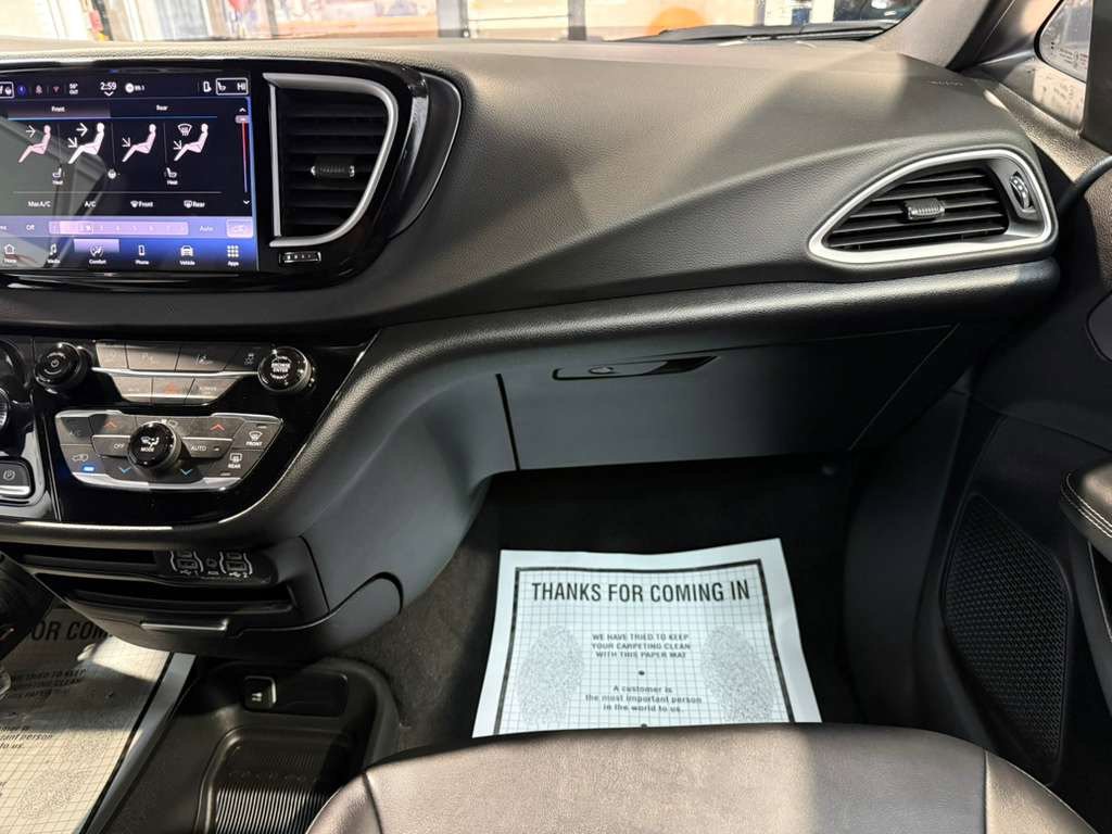 Used 2025 Chrysler Pacifica Select image 20